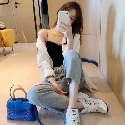 给小酒馆女子喝高杯酒